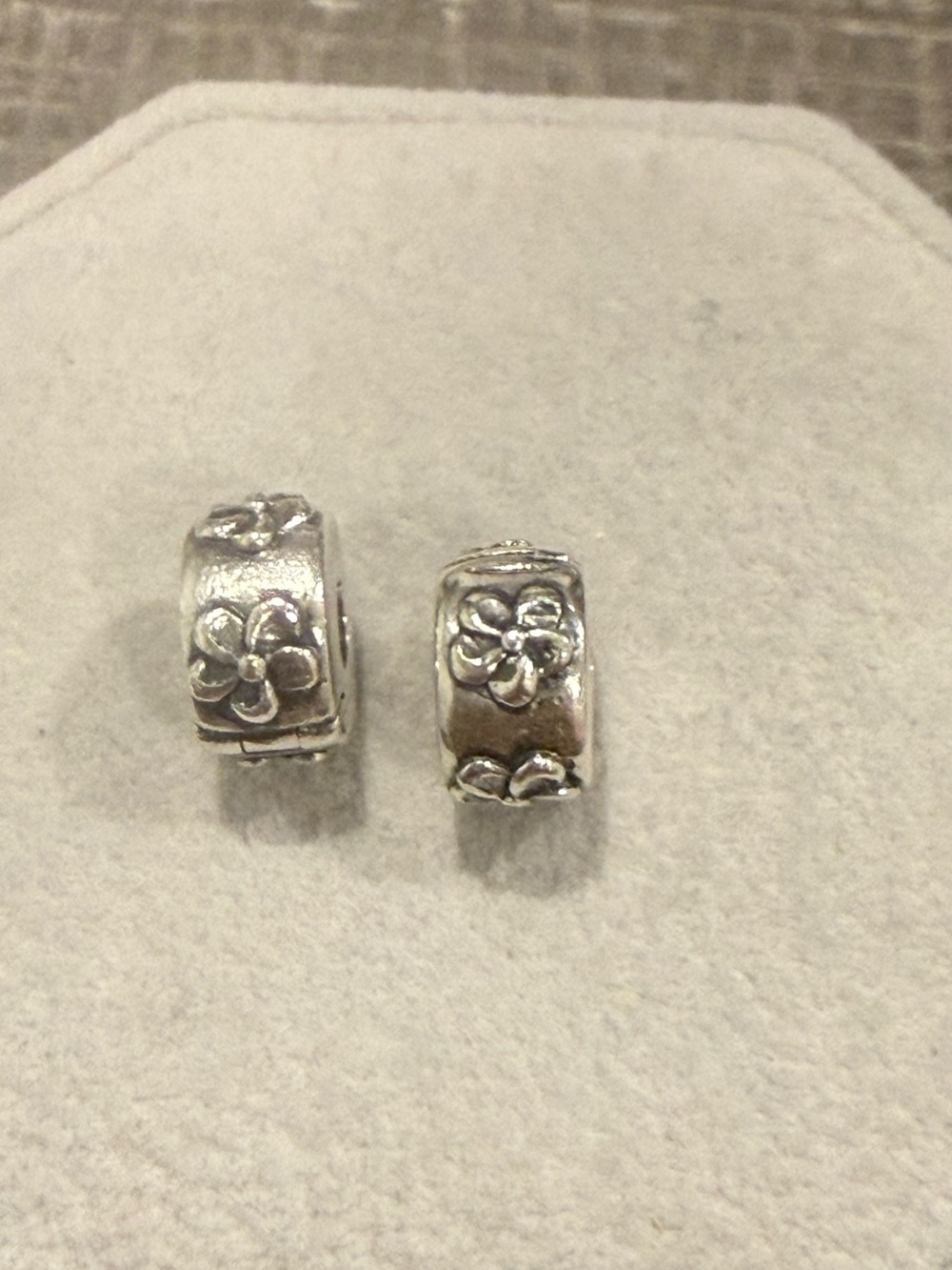 Pandora Flower clips x2